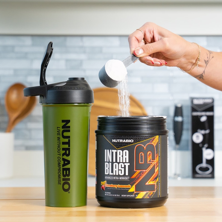 NutraBio, Intra Blast, усовершенствованная добавка для тренировок, со вкусом клубничного лимонада, 734 г (1,61 фунта)
